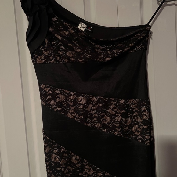 Laura one shoulder dress - Picture 2 of 4